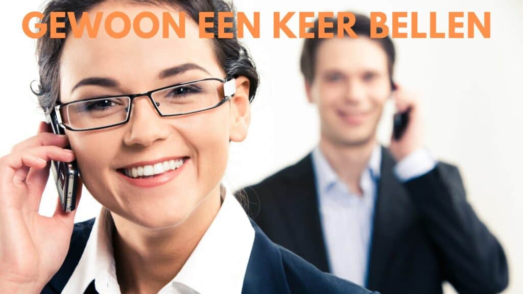 Collega’s voeren een informeel telefoongesprek om de bedrijfscultuur te versterken.